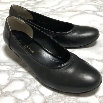 새상품급 HIROKO KOSHINO 블랙 가죽 플랫 펌프스 낮은 힐