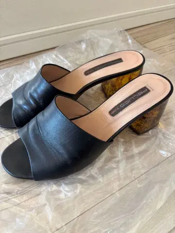 PELLICO 블랙 가죽 샌들