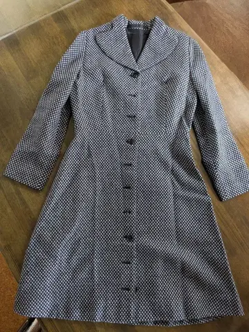 도트 무늬 미들 기장 허리 쉐이프 플레어 코트