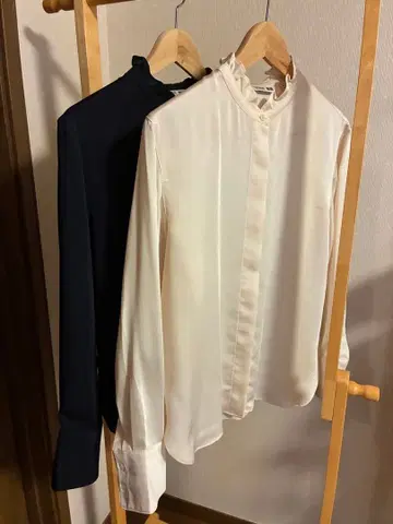새상품급 UNIQLO 프릴 옷깃 새틴 블라우스 크림 블랙 2장 세트 M