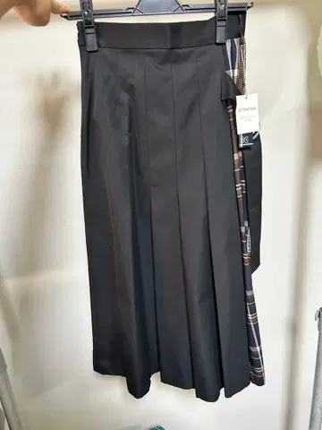 FENNEL 블랙 플리츠 스커트 체크 무늬 악센트