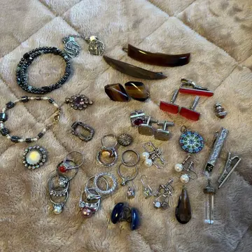 다양한 디자인의 액세서리 세트