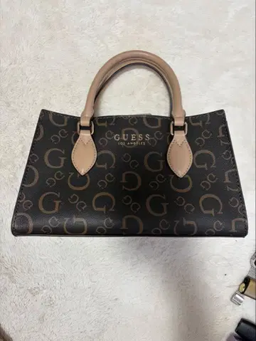 GUESS 로고 핸드백 브라운/베이지