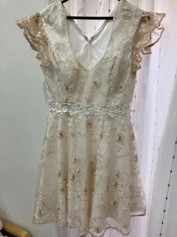 아이보리 프릴 소매 자수 드레스