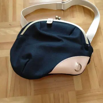 아야노코지 가마구치 마메 바디백