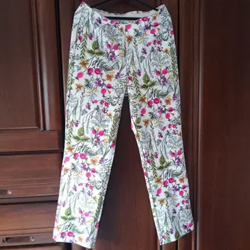 화이트 베이스 꽃무늬 스트레치 팬츠 와코루