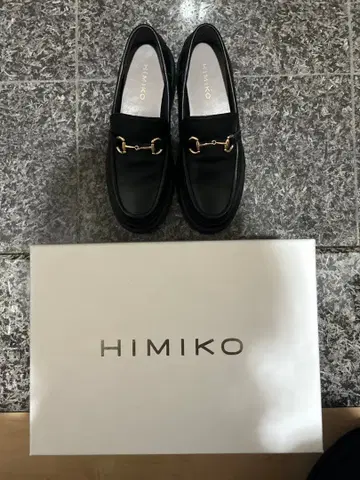 HIMIKO 블랙 로퍼 골드 장식