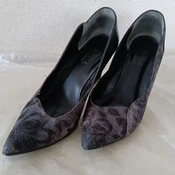 MEDA 23.5cm 레이스 꽃무늬 하이힐 펌프스 다크 그레이