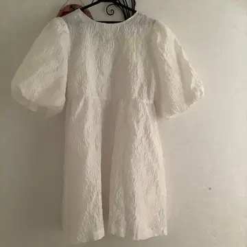 화이트 리본 포함 퍼프 슬리브 튜닉