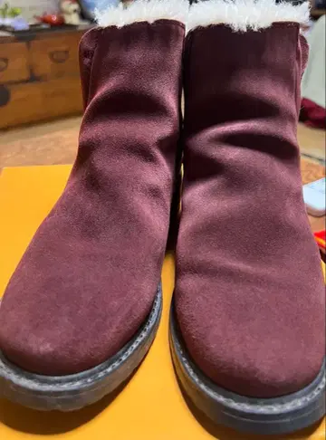 버건디 스웨이드 어그 부츠