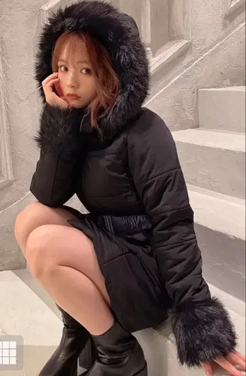 후드 부착 블랙 다운 자켓