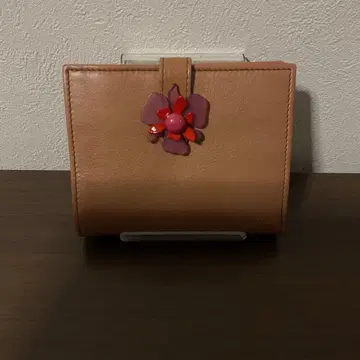 개점 세일 미사용 새상품 새상품급 훌라 가죽 플라워 로고 접이식 지갑
