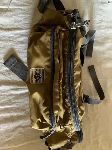 Mt. Rainier Design 숄더백 카키