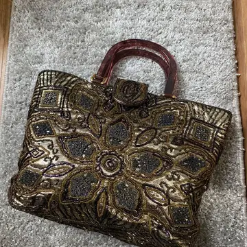 엘레강트한 골드 컬러 자수 핸드백