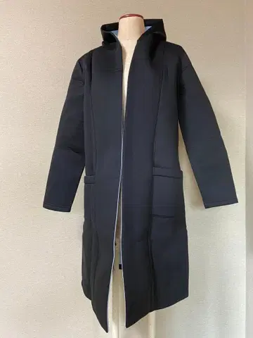 후드 부착 블랙 롱 코트