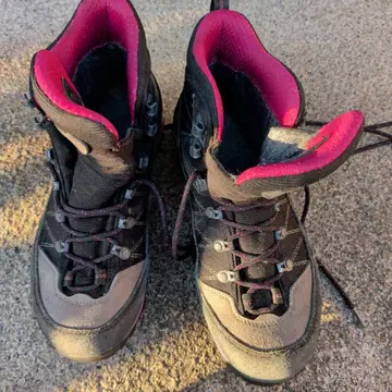 등산화 하이컷 블랙과 핑크