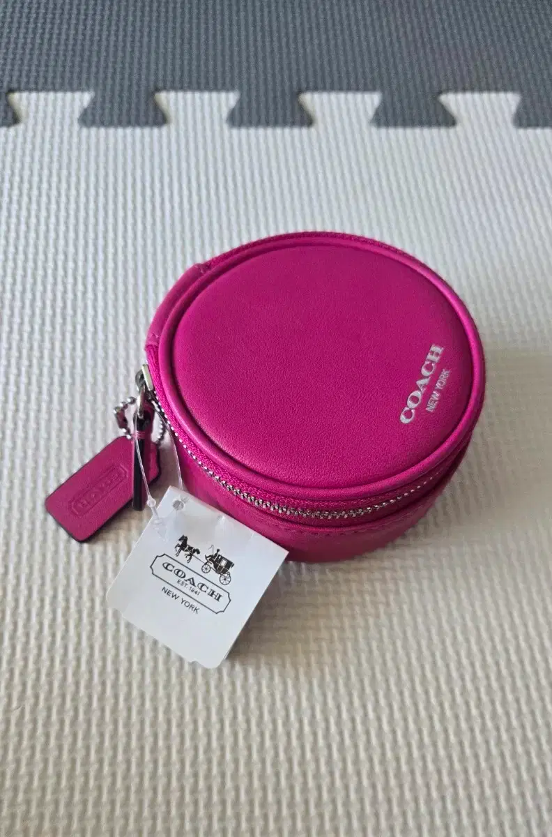 COACH | 코치 Original Price 250,000 KRW) Authentic Coach Jewelry Case Fuchsia  #동전지갑,#주얼리파우치,#보석케이스,#선물,#가죽 on Bunjang Global Site.