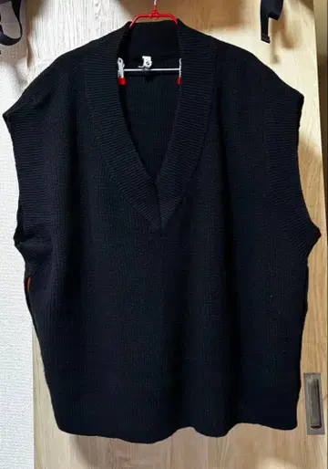 KOOI 블랙 니트 베스트