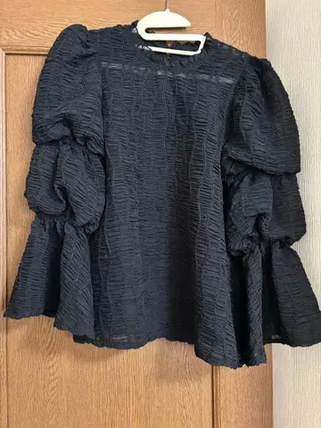 SLY 프릴 장식 블랙 긴팔 블라우스