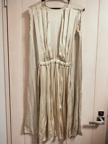 베이지 플리츠 슬리브리스 원피스