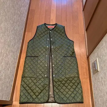 UNIVERSAL OVERALL 퀼팅 베스트 올리브 그린