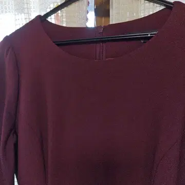 버건디 라운드넥 원피스