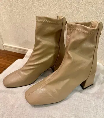 베이지 지퍼 달린 숏부츠