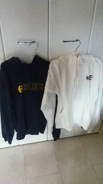 etnies 후드티 화이트 네이비 S 사이즈