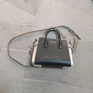 MICHAEL KORS 숄더백 블랙/화이트