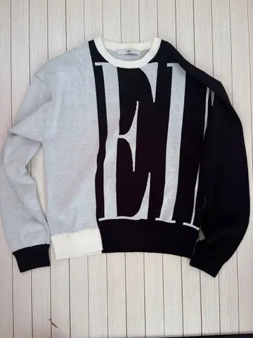 에이미 이스트 월 바이컬러 로고 니트