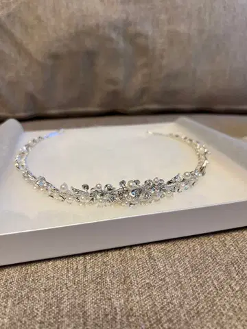 펄과 비쥬의 폭이 넓은 티아라