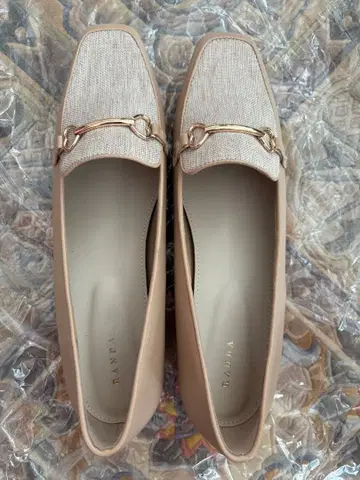 새상품 RANDA 베이지 스퀘어토 로퍼