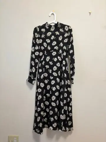 블랙 플라워 무늬 긴팔 A라인 원피스