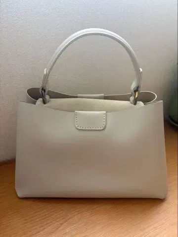 크림색 핸드백