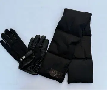 TAKEO KIKUCHI 블랙 장갑과 퀼팅 스카프 세트