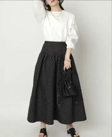 미사용 새상품 택 포함 아르페쥬 스토리 도트 자수 자카드 스커트