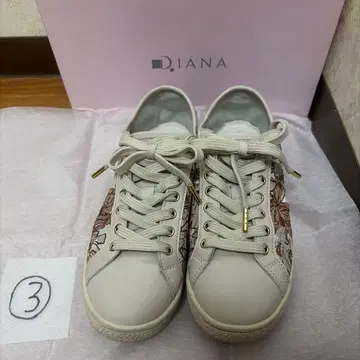 DIANA 꽃무늬 스니커즈