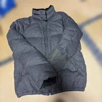 그레이 계열 체크 무늬 다운 자켓