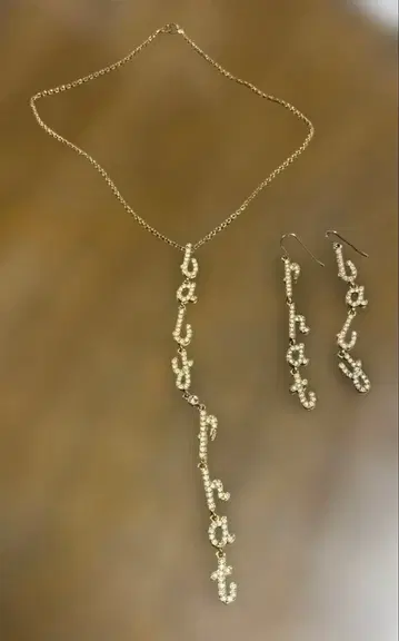 눈에 띄는! 골드 비쥬가 달린 목걸이와 귀걸이 세트