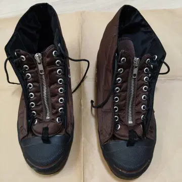 지퍼 달린 브라운 하이컷 스니커즈