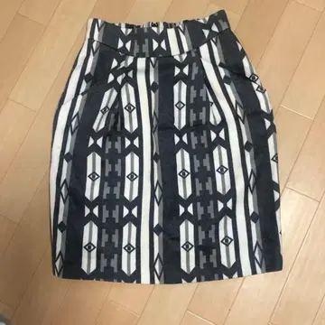 새상품급 JEANASIS 지나시스 기하학 패턴 타이트 스커트