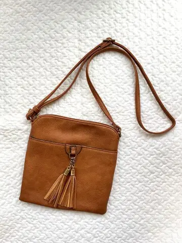 브라운 숄더백 태슬 포함