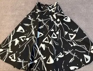 새상품 23AW 알아바일 스플래쉬 라인 프린트 바닥 플레어 스커트