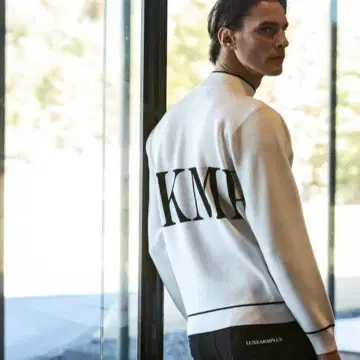 LUXEAKMPLUS 빅 로고 모크넥 니트