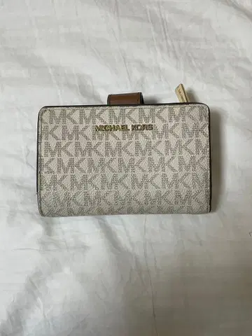 MICHAEL KORS 이단 접이식 지갑 모노그램