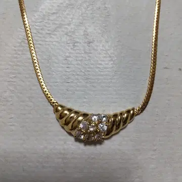 AVON 골드 트위스트 디자인 목걸이