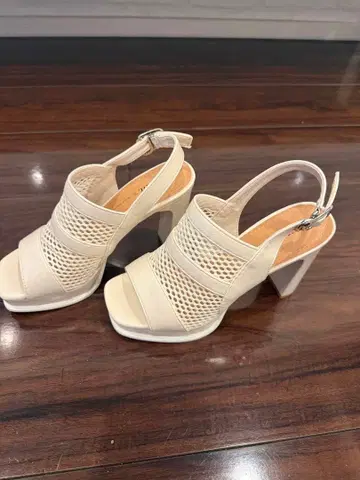 크림색 메쉬 디자인 샌들