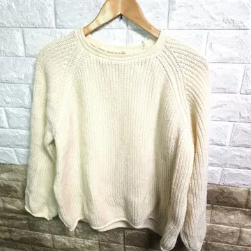 크림색 니트 스웨터 긴팔