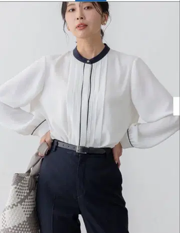 23구 스트레치 클리어 새틴 바이컬러 블라우스 46