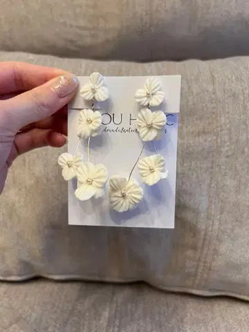 꽃 모티브 화이트 귀찌